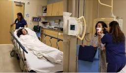 Người hâm mộ lo lắng vì Nhật Kim Anh bị tai biến mặt sưng vù, méo miệng ở Mỹ