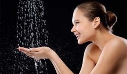 Hãy dừng ngay việc rửa mặt dưới vòi hoa sen!