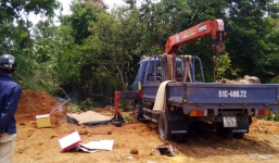 Dùng xe cần cẩu lấy gỗ, tài xế bất cẩn bị điện giật chết 