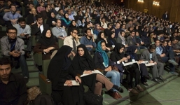 Trường học cấm giáo viên có mụn trứng cá dạy học