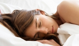 Để tóc ướt đi ngủ bạn sẽ rước đống họa vào thân