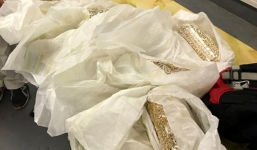 Bắt giữ 5 hành khách Việt Nam cất giấu quanh người hơn 20 kg vàng qua đường hàng không