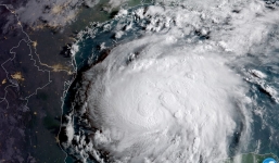 Người Mỹ gấp rút đối phó siêu bão Harvey mạnh nhất 12 năm qua