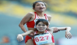 Xúc động trước cảnh VĐV giành HCV chạy 5.000 m dìu đồng đội cùng mừng chiến thắng