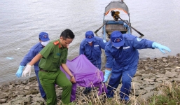 Nhóm thanh niên đi câu cá vô tình đụng phải xác cô gái trôi sông