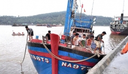 Kịp thời cứu 19 thuyền viên cùng tàu cá bị nạn trên biển trước cơn bão số 7