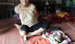 Xót cảnh 'người mẹ điên' ú ớ chăm con gái 10 ngày tuổi không biết mặt bố là ai vì bị hiếp dâm