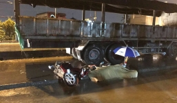 Nữ sinh bị xe tải cán tử vong trong cơn mưa lớn ở Sài Gòn