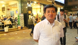 Ông Đoàn Ngọc Hải phạt 22 ô tô lấn chiếm vỉa hè trong đêm mưa