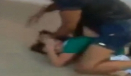 Phát hiện con gái 17 tuổi mang thai, mẹ tức giận đánh con tàn nhẫn