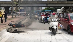 Xe ôm Grab bất ngờ bốc cháy dữ dội trên phố Hà Nội