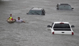 Bão Harvey gây lũ lụt thảm khốc, nhấn chìm thành phố ở Mỹ