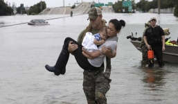 Cảnh sát bế hai mẹ con khỏi ngôi nhà ngập lũ sau bão Harvey 