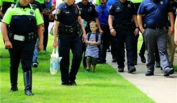 Cậu bé 4 tuổi đến lớp với 18 nhân viên cảnh sát và sự thật khiến nhiều người bất ngờ