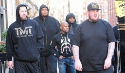 Choáng với đội vệ sĩ toàn người 'khổng lồ' bảo vệ tay đấm Floyd Maywearther