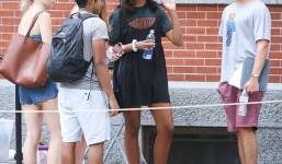 Con gái lớn nhà Obama gay gắt với người phụ nữ muốn chụp ảnh mình