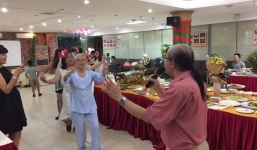 Phó giáo sư độn bụng bầu, tổ chức đám cưới 'lạ' trong ngày về hưu