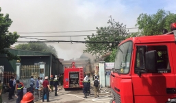 Đang cháy lớn kho hàng tại Cảng Hà Nội