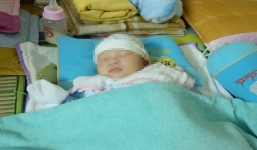 Người mẹ bỏ rơi con 14 ngày tuổi cùng lá thư và 1 triệu đồng đã quay trở về đón bé