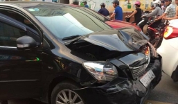 Lái xe dùng điện thoại, nữ tài xế hạ gục nhiều người trên phố