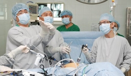 Sản phụ tử vong bất thường, người nhà mang di ảnh khiếu nại