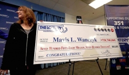 Trúng số gần 760 triệu USD, nữ điều dưỡng nghỉ việc