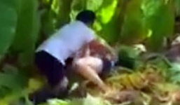 Gã đàn ông cưỡng dâm bé gái trong bụi rậm