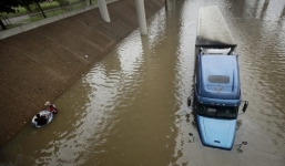 Bão Harvey tàn phá Texas: 6 người chết đuối trong chiếc xe bị lũ cuốn trôi