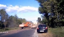 Khoảnh khắc đáng sợ khi máy múc bất ngờ văng khỏi xe tải trên đường