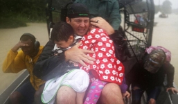 Những người hùng thầm lặng đi cứu người trong bão Harvey 