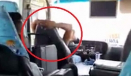 Tài xế xe khách vòng 2 tay ra sau ghế, phóng như bay trên phố