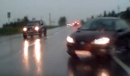 Hậu quả khủng khiếp khi ôtô mất lái trên đường trơn