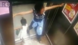 Mẹ mải mê dùng điện thoại, con gái nhỏ bị thang máy 'nuốt tay'