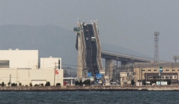 'Thót tim' khi đi trên cây cầu có độ dốc thẳng đứng ở Nhật Bản