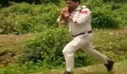 Cảnh sát liều mình vác bom chạy 1km để cứu 400 học sinh