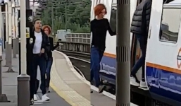 Cặp đôi thản nhiên 'tình tứ' trên sân ga khi đang chờ tàu