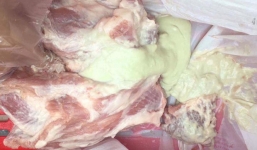 Kinh hãi miếng thịt lợn chảy mủ được cung cấp vào trường học