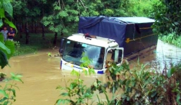Cố băng qua đập tràn, 9 người mắc kẹt trong 2 ô tô bị lũ cuốn trôi