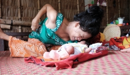Rớt nước mắt chứng kiến cảnh người mẹ điên chăm sóc con 15 ngày tuổi