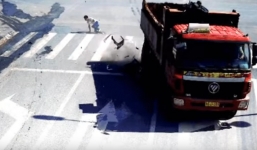 Pha thoát chết trong gang tấc, xe máy bị ôtô tải nghiền nát