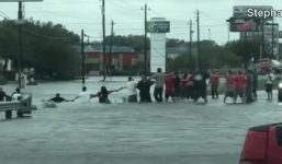 Video: Dân Mỹ nắm tay nhau cứu cụ ông mắc kẹt trong nước lũ