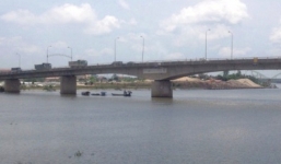 Cán bộ dự án tỉnh Ninh Bình bỏ ô tô nhảy sông tự tử