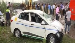 Núi rác khổng lồ đổ sập đè chết 2 người, hất văng ô tô