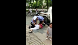 Cảnh sát quật ngã người phụ nữ bế em bé gây phẫn nộ