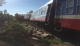Tàu hỏa bị xe công trình húc chệch khỏi đường ray