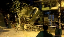 Nhà 3 tầng ở Sài Gòn đổ sập trong đêm, đè nát luôn nhà hàng xóm