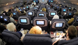 Cẩn thận bị phạt rất nặng nếu bạn làm điều này khi đang ở trên máy bay