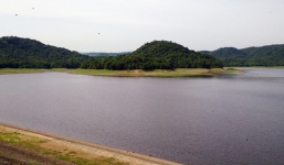 Một thầy giáo bị chết đuối khi bơi ra hồ vớt cá