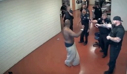 Hàng chục giám thị nhà tù Mỹ vất vả trấn áp tên phạm nhân cứng đầu