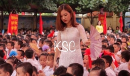 Cô giáo trẻ và bức hình 'hot' nhất trong ngày khai giảng ở Hà Nội